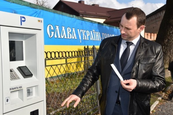 Біля замку Любарта відкрили платну парковку