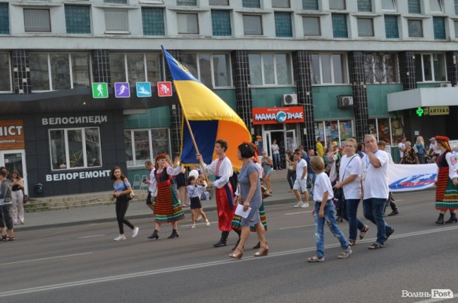 Учасники міжнародного фестивалю урочистою ходою пройшли центром Луцька. ФОТО
