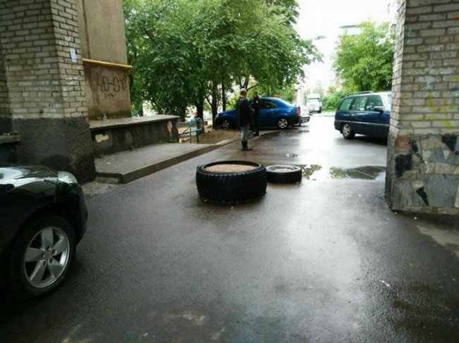 Муніципали забрали обмежувачі руху з двору у Луцьку. ФОТО