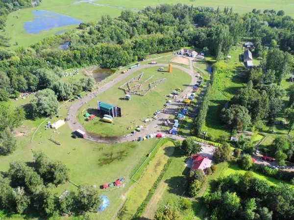 На «Бандерштаті» молодь збудувала зі своїх тіл тризуб. ФОТО