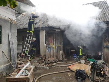 У Луцьку горіла господарська споруда: через залишений балон ледь не стався вибух. ФОТО