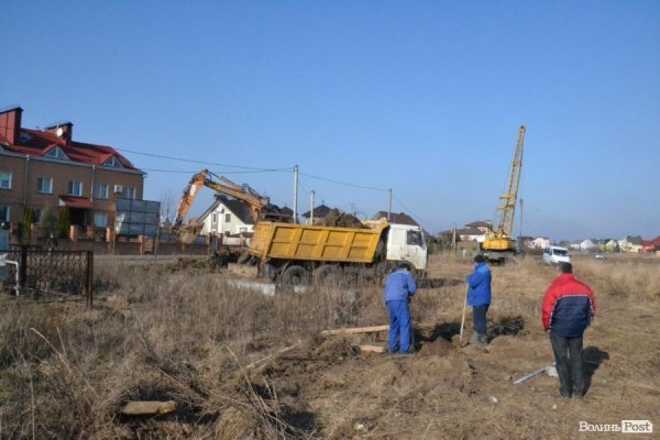 У Луцьку біля школи розпочали будувати нову висотку. ФОТО