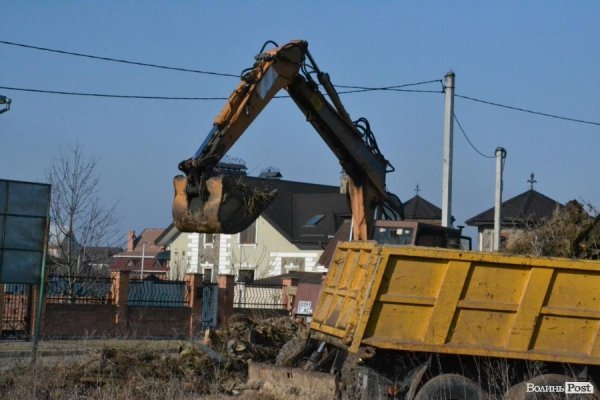У Луцьку біля школи розпочали будувати нову висотку. ФОТО