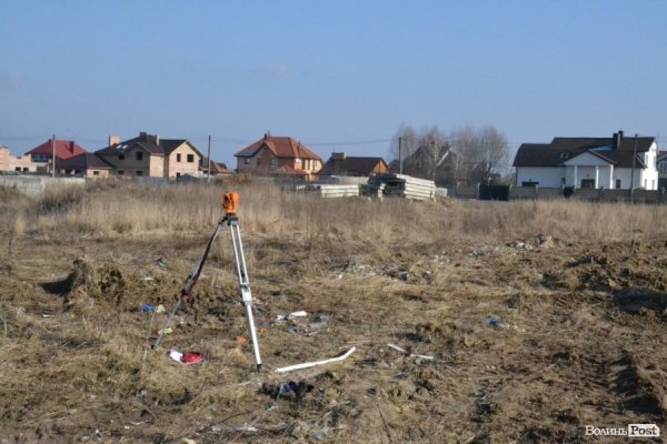 У Луцьку біля школи розпочали будувати нову висотку. ФОТО