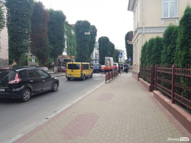  У Луцьку зіткнулися вантажівка та легковик. ФОТО