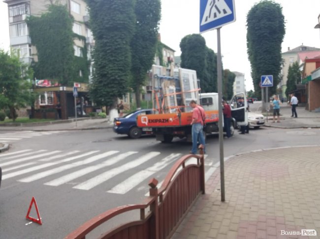  У Луцьку зіткнулися вантажівка та легковик. ФОТО