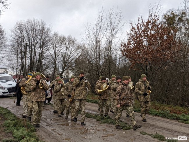 «Вони приймають кулі на груди, захищаючи нас»: чому у рідному селі волинського  Героя відспівували під ворітьми храму