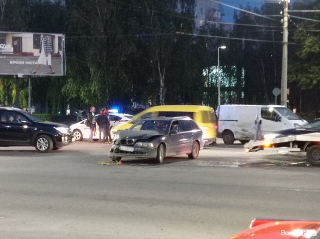 Біля луцького відділу ДРАЦСу зіткнулися два автомобілі. ФОТО