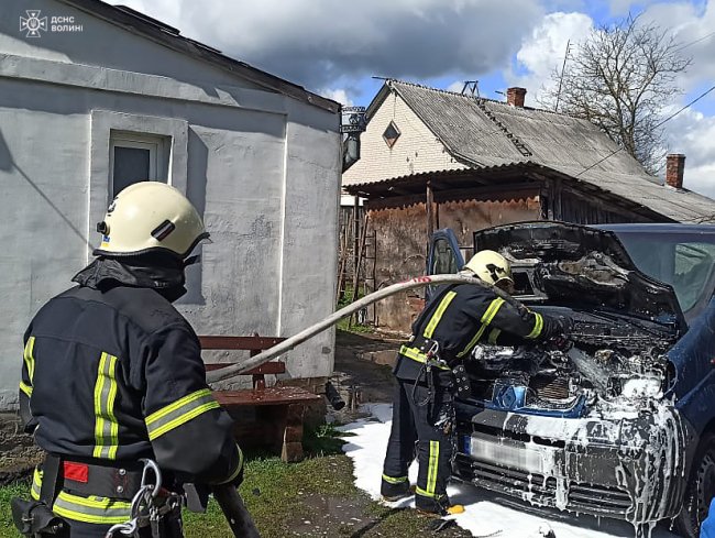 У дворі будинку на Волині спалахнув автомобіль