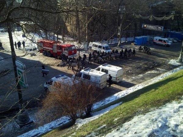 Силовики на Грушевського: важка техніка, свої «стіна координат» та кіноекран. ФОТО 