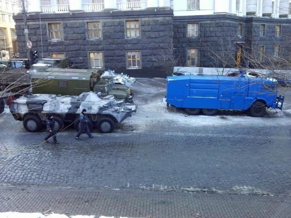 Силовики на Грушевського: важка техніка, свої «стіна координат» та кіноекран. ФОТО 