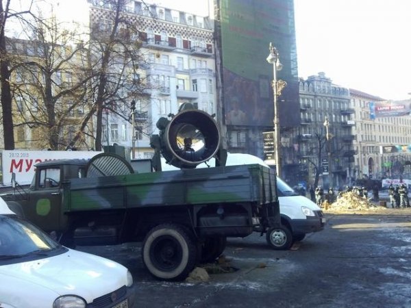 Силовики на Грушевського: важка техніка, свої «стіна координат» та кіноекран. ФОТО 
