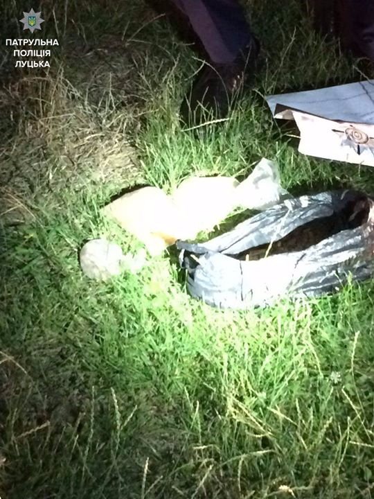 У Луцьку затримали молодиків з бурштином