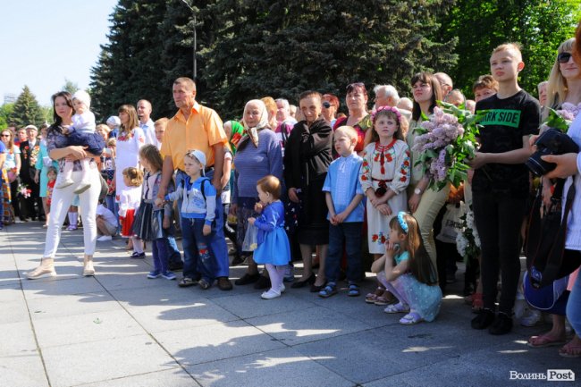 З маками і трояндами: у Луцьку відзначили річницю перемоги над нацизмом. ФОТО