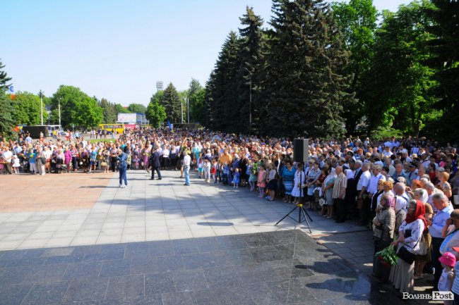 З маками і трояндами: у Луцьку відзначили річницю перемоги над нацизмом. ФОТО