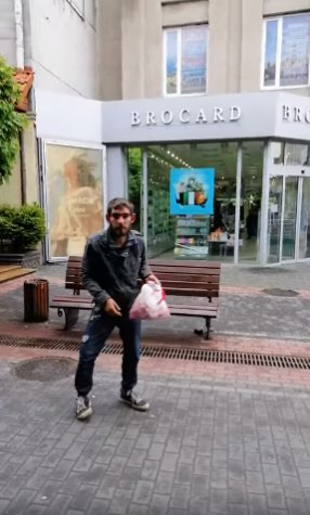 Як жебрак–псевдокаліка дурить людей у центрі Луцька. ФОТО, ВІДЕО