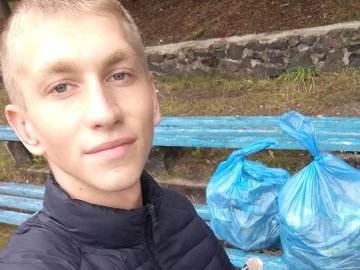 У Маневичах юний активіст самотужки прибрав стадіон. ФОТО