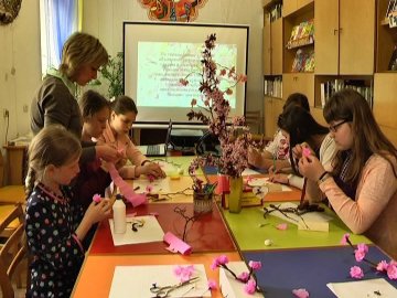 Лучан вчили виготовляти цвіт сакури