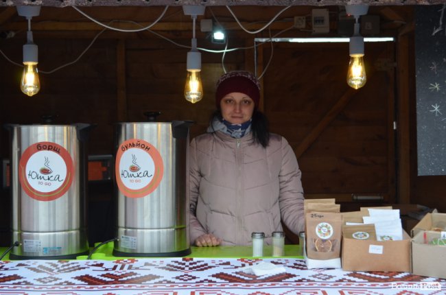 Не глінтвейном єдиним: у центрі Луцька продають запашну «Юшку to go». ФОТО