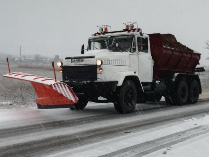 Як у Луцьку розчищають дороги від снігу в Луцькому районі. ВІДЕО
