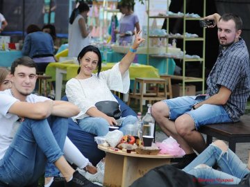 Селфі, їжа і дівчата: луцький фудфест на фото