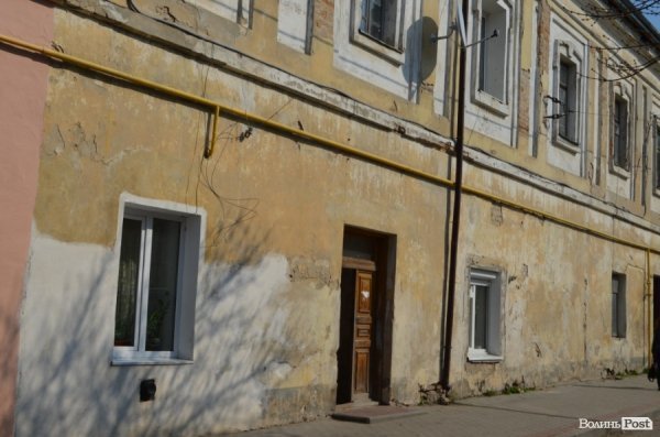Історія без терміну давності: за мешканців аварійного будинку «взялися» у Луцькраді. ФОТО