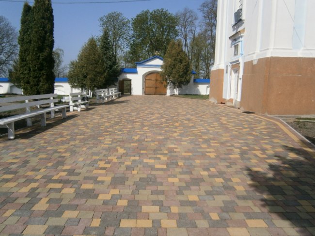 На Волині облагородили територію старовинного храму. ФОТО