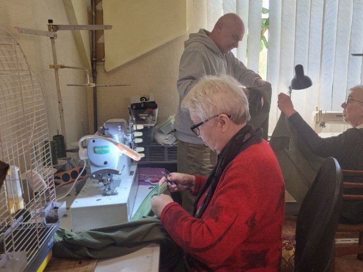 У Луцьку волонтери у квартирі шиють одяг для військових. ВІДЕО