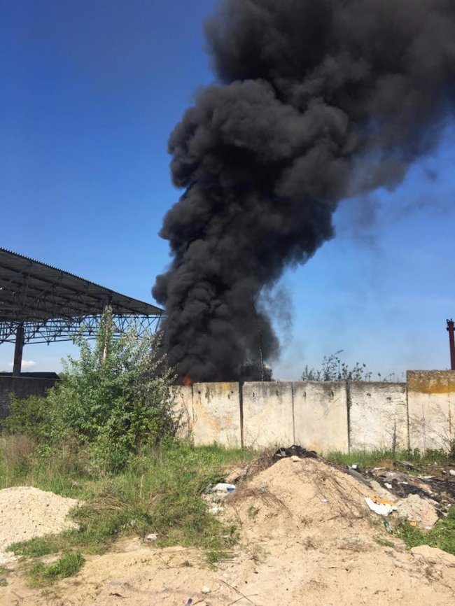 Відома причина появи стовпа диму над Луцьком