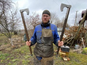 Колишній військовий з Волині робить подарункові сокири для побратимів. ФОТО. ВІДЕО
