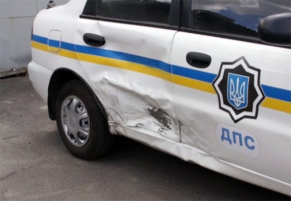 Пʼяний лучанин за кермом врізався в машину ДАІ, а потім ‒ в електроопору. ФОТО