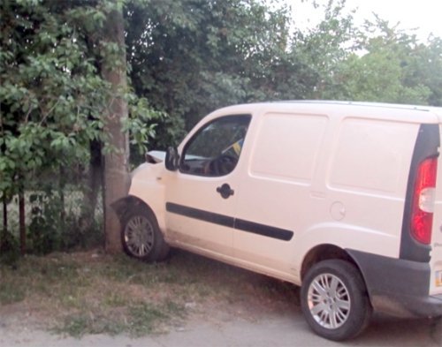 Пʼяний лучанин за кермом врізався в машину ДАІ, а потім ‒ в електроопору. ФОТО