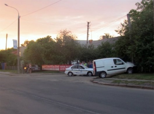 Пʼяний лучанин за кермом врізався в машину ДАІ, а потім ‒ в електроопору. ФОТО