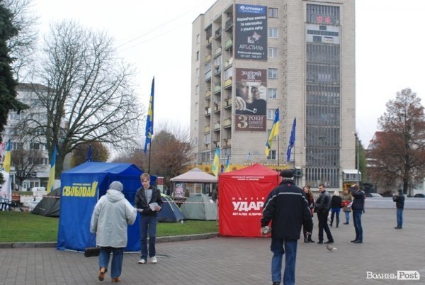 Євромайдан у Луцьку: день другий. ФОТО. ВІДЕО 