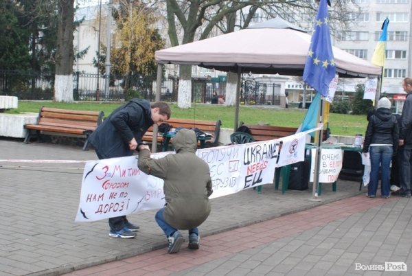 Євромайдан у Луцьку: день другий. ФОТО. ВІДЕО 