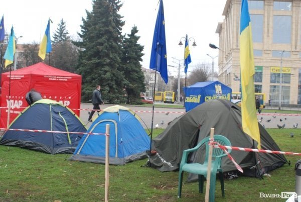Євромайдан у Луцьку: день другий. ФОТО. ВІДЕО 