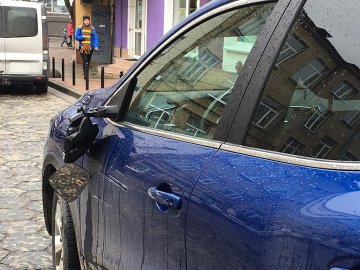 У Луцьку вантажівка комунальників зіткнулася з легковиком