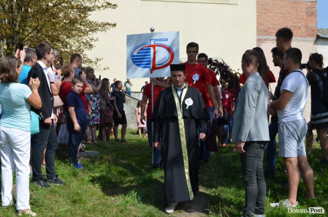 Танець від ректора і завдання від губернатора: як у луцькому «політесі» першачків зустрічали. ФОТО