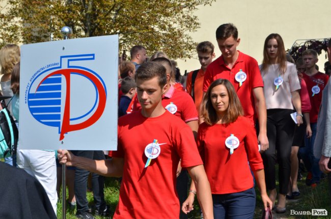 Танець від ректора і завдання від губернатора: як у луцькому «політесі» першачків зустрічали. ФОТО