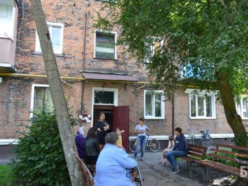 Бігає з ножицями за дітьми: на Волині жителі скаржаться на психічно неврівноважену сусідку