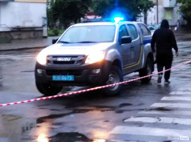 На Грушевського у Луцьку чоловік влаштував конфлікт з поліцією: його забрала «швидка». ФОТО