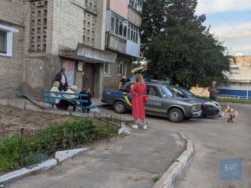 У волинському місті чоловік погрожував сусідці предметом, схожим на пістолет