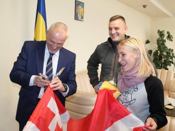 Волинянка поїде на «Ігри нескорених» з прапором, який висів в кабінеті голови ОДА