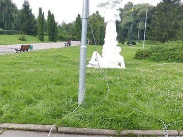 «Жоден ідіот не постраждав»: у місті на Волині невідомі залишили парк без світла. ФОТО