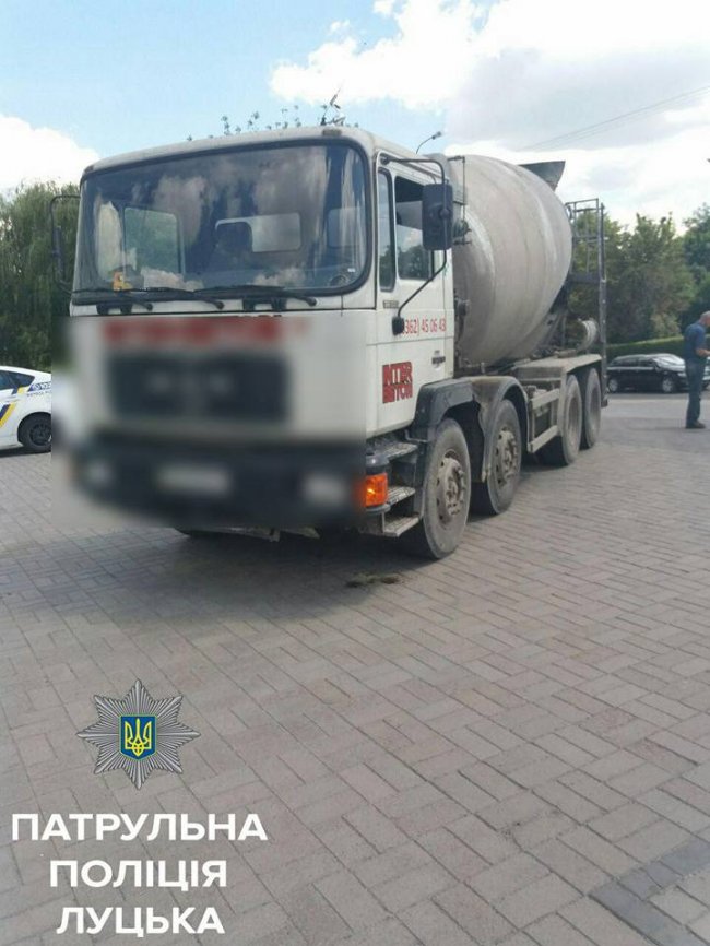 Водія покарали за брудну вулицю в Луцьку