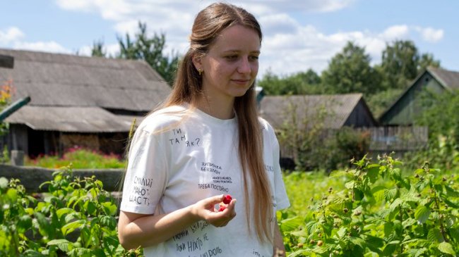 Спина каже «до побачення»: як у селі на Волині заробляють на вирощуванні малини. ВІДЕО