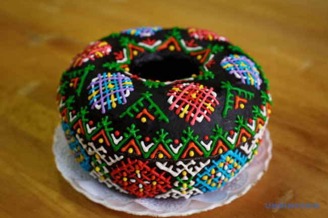 Солодка вишиванка: на Закарпатті молодятам замість короваю печуть медяник. ФОТО