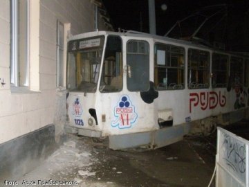 У Львові відчайдух на краденому трамваї врізався в будинок. ФОТО