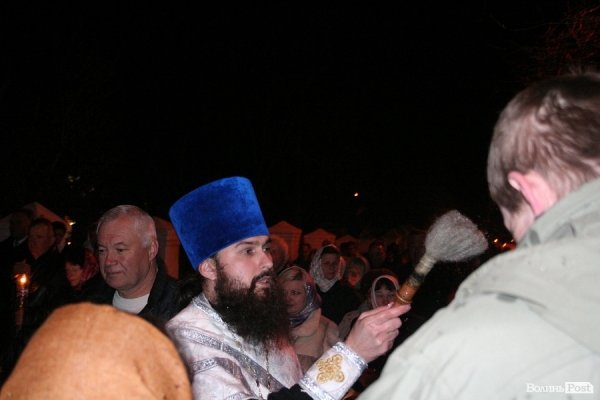 Пасхальна ніч у Луцьку: як святили паски у Покровській церкві. ФОТО
