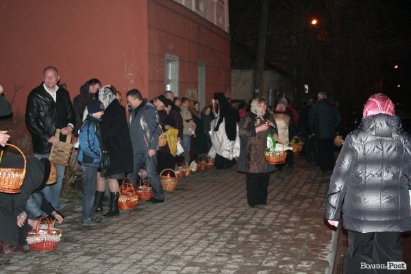 Пасхальна ніч у Луцьку: як святили паски у Покровській церкві. ФОТО